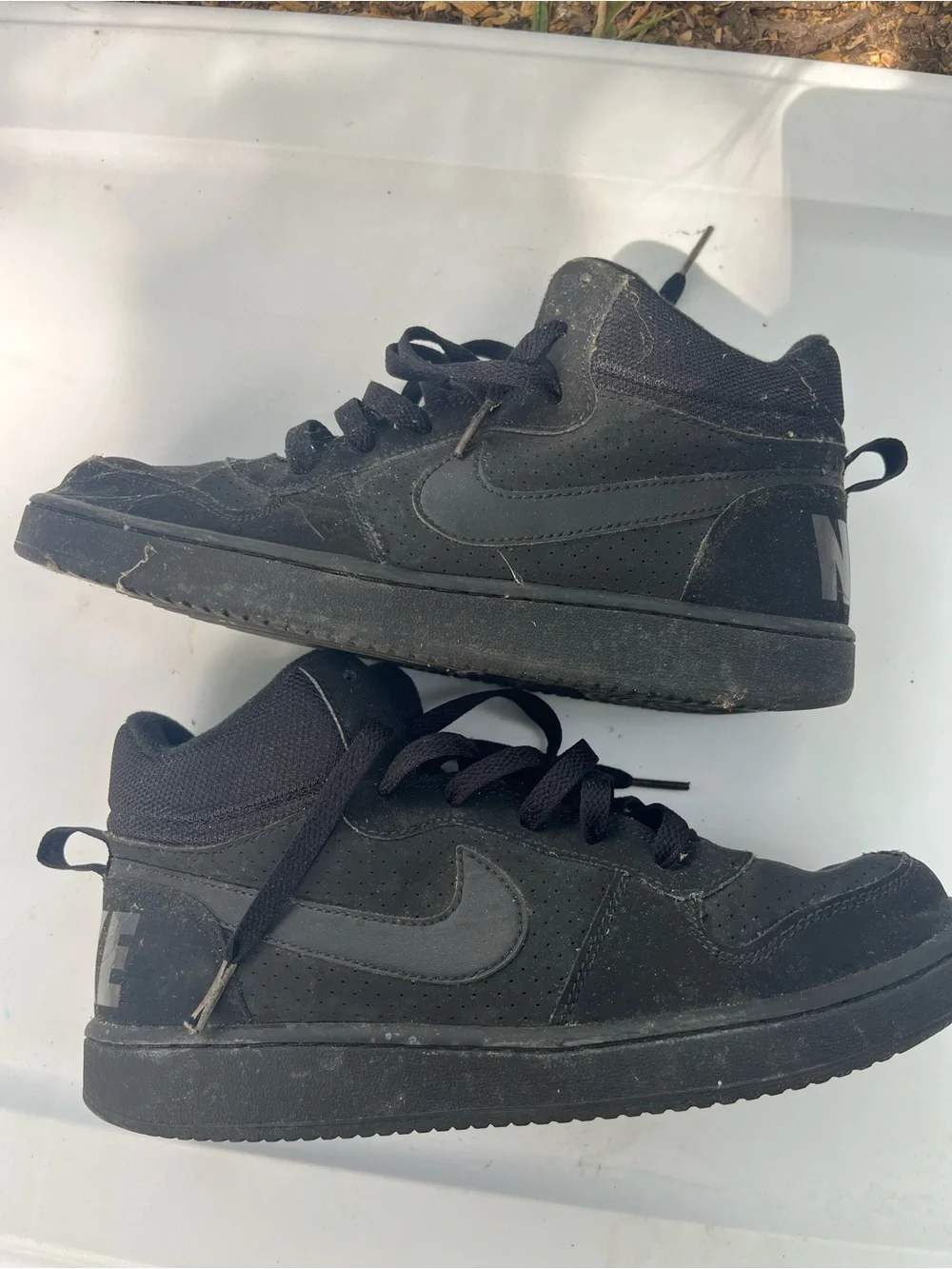 Boys Nike Court Borough Mid sneakers Size 7 Y